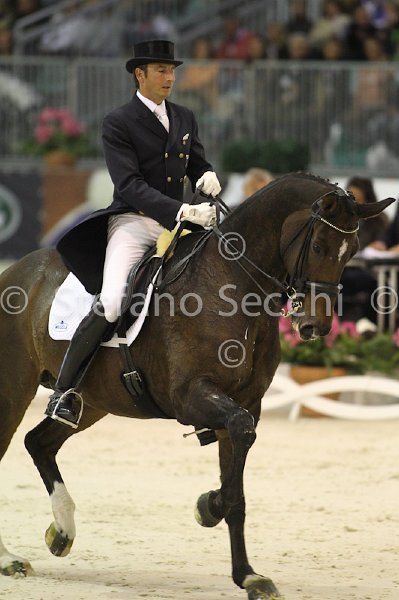 LAUGKS_MEGGLE\'S WELTTALL_MILANO_2011_SS3_9938.jpg